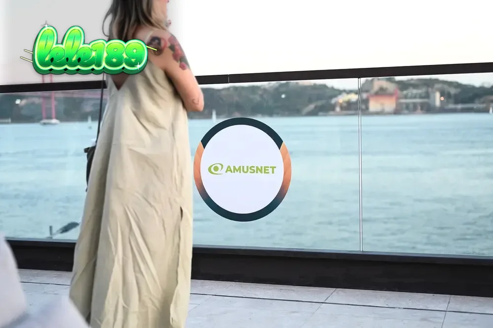 Logo Amusnet dan simbol permainan kasino digital